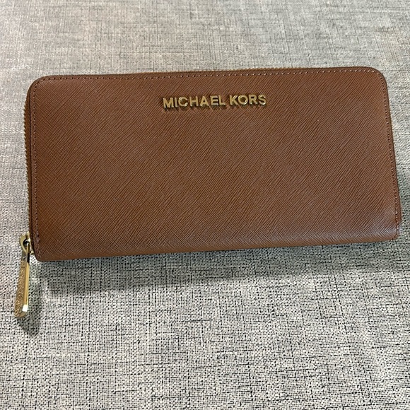 Michael Kors Saffiano Wallet - Picture 1 of 8